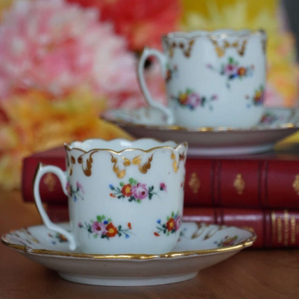 Tête à tête de petites tasses "Blaisine" en porcelaine fleurie et dorée