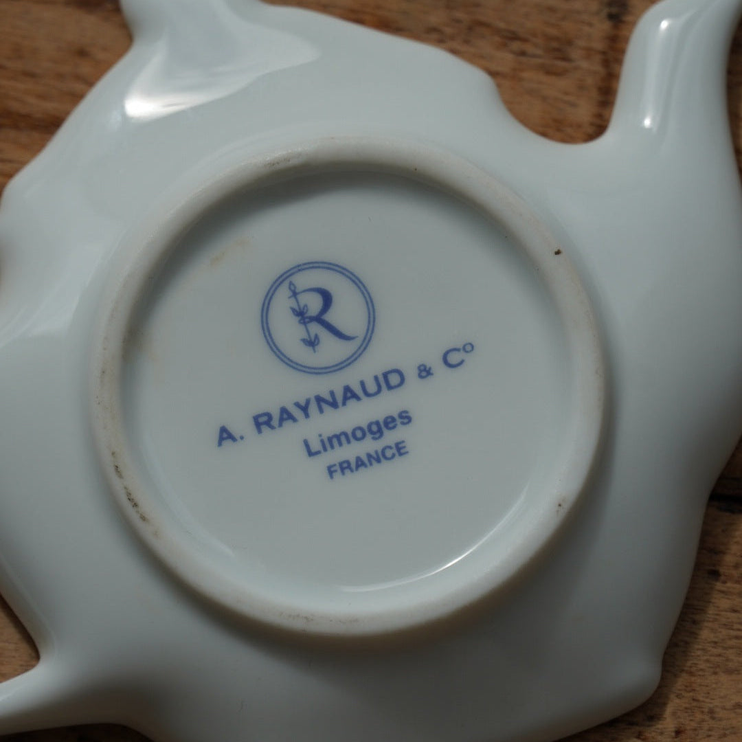 Repose-sachet "Hélion" en porcelaine de Limoges fleurie et dorée en forme de théière Raynaud