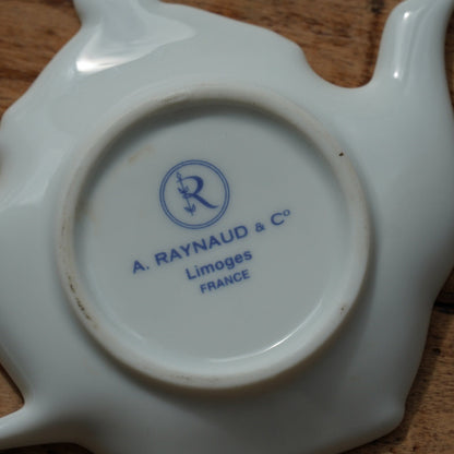 Repose-sachet "Hélion" en porcelaine de Limoges fleurie et dorée en forme de théière Raynaud