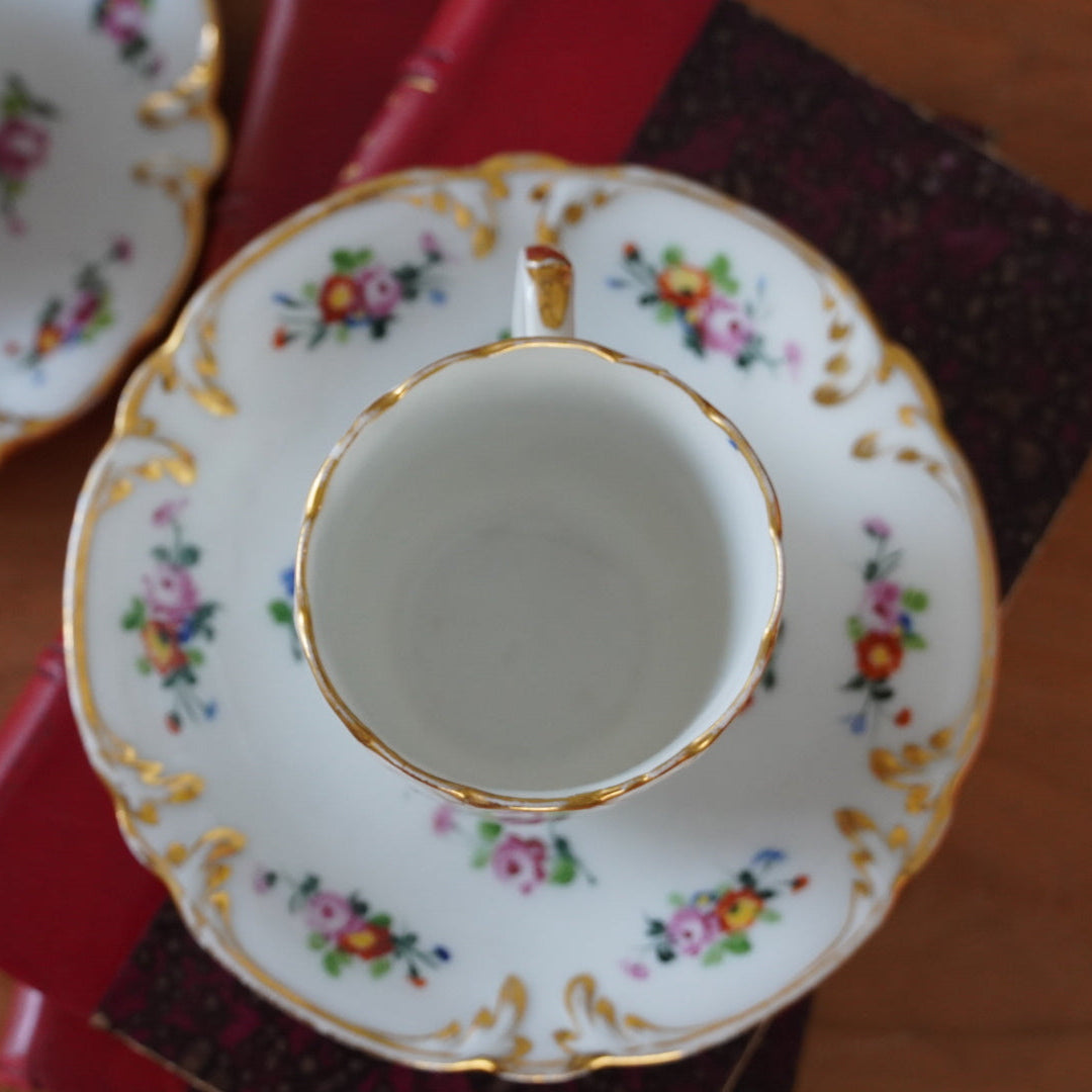 Tête à tête de petites tasses "Blaisine" en porcelaine fleurie et dorée