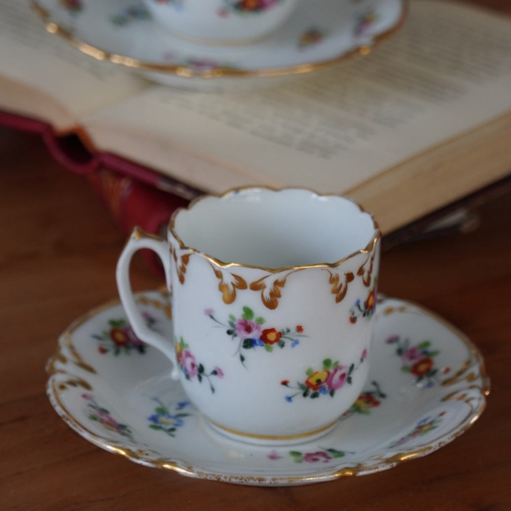 Tête à tête de petites tasses "Blaisine" en porcelaine fleurie et dorée