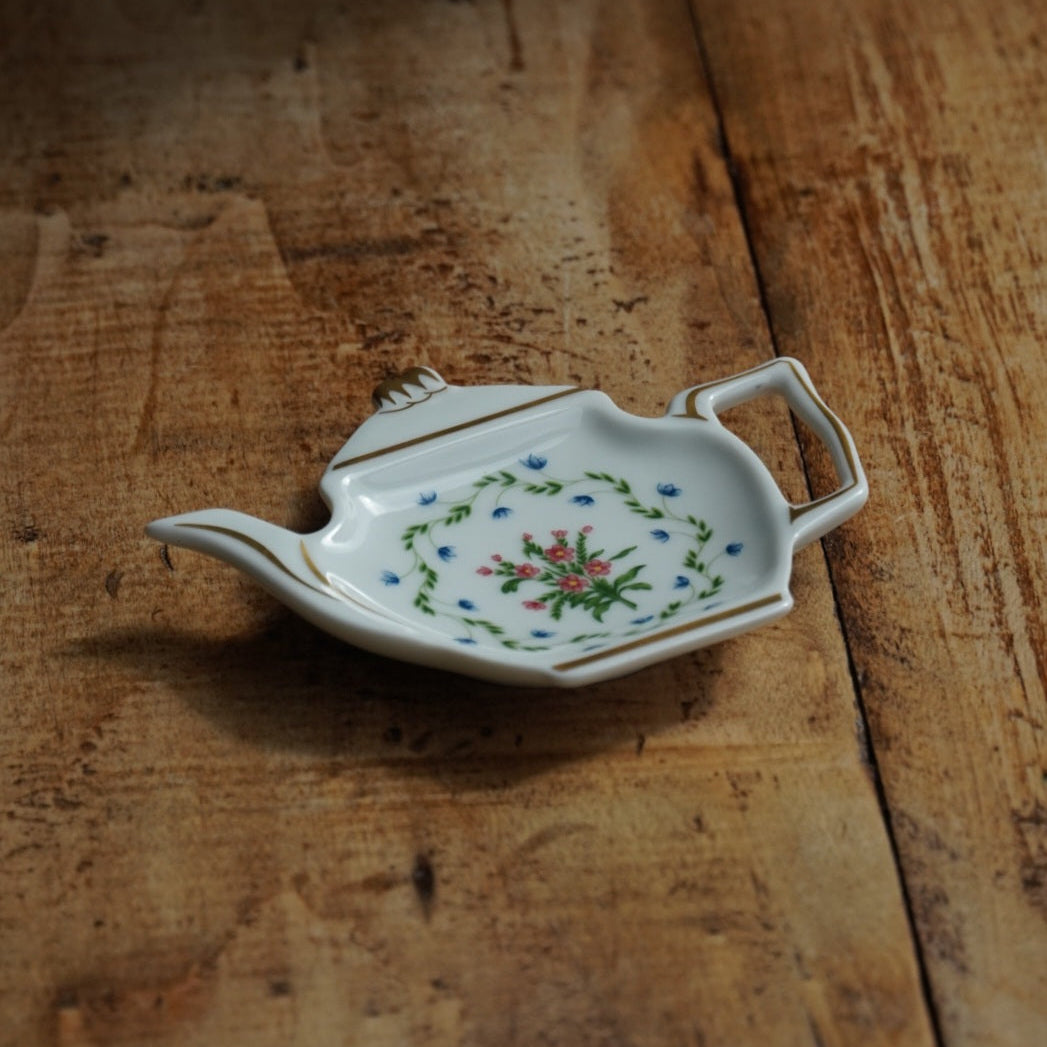 Repose-sachet "Hélion" en porcelaine de Limoges fleurie et dorée en forme de théière Raynaud