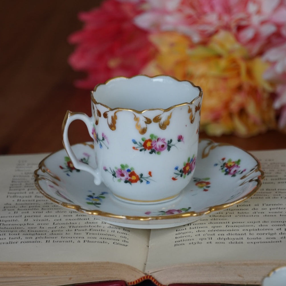 Tête à tête de petites tasses "Blaisine" en porcelaine fleurie et dorée