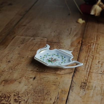Repose-sachet "Hélion" en porcelaine de Limoges fleurie et dorée en forme de théière Raynaud