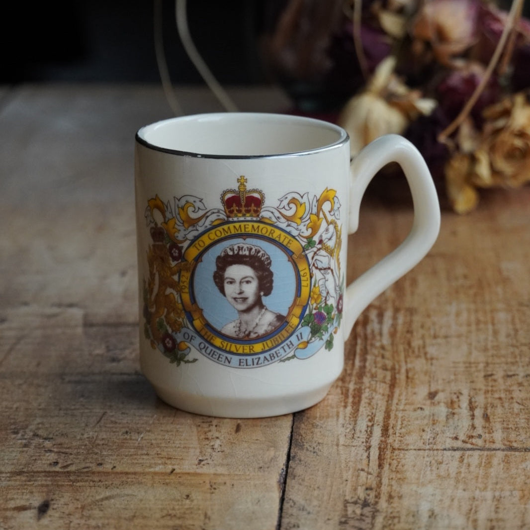 Mug "Lilibeth" en faïence anglaise Sadler commémorative du 25ème anniversaire de l'accession au trône de la reine Elizabeth II