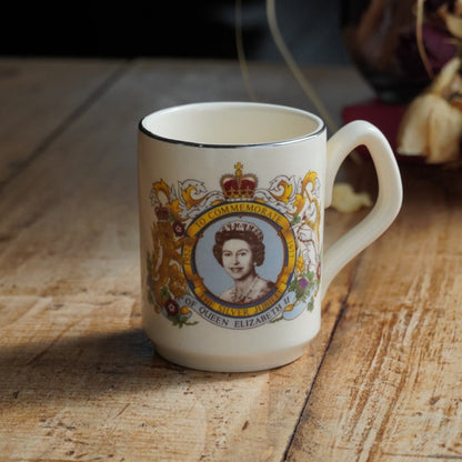 Mug "Lilibeth" en faïence anglaise Sadler commémorative du 25ème anniversaire de l'accession au trône de la reine Elizabeth II