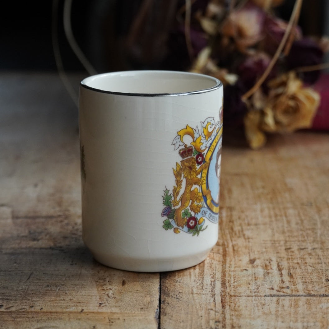 Mug "Lilibeth" en faïence anglaise Sadler commémorative du 25ème anniversaire de l'accession au trône de la reine Elizabeth II