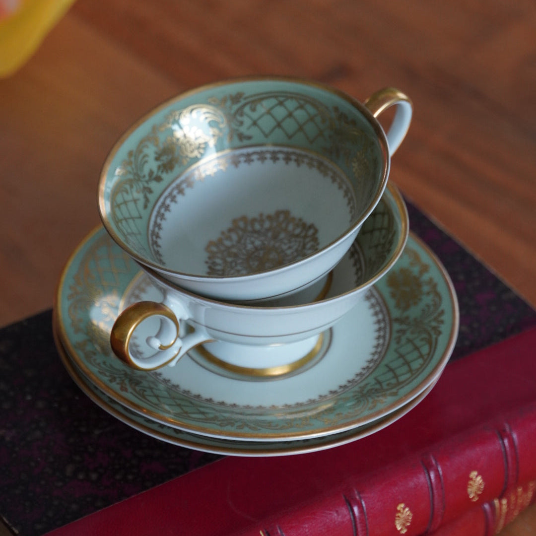 Tête-à-tête de petites tasses "Thelma" en porcelaine allemande dorée et verte Tirschenreuth Bavaria