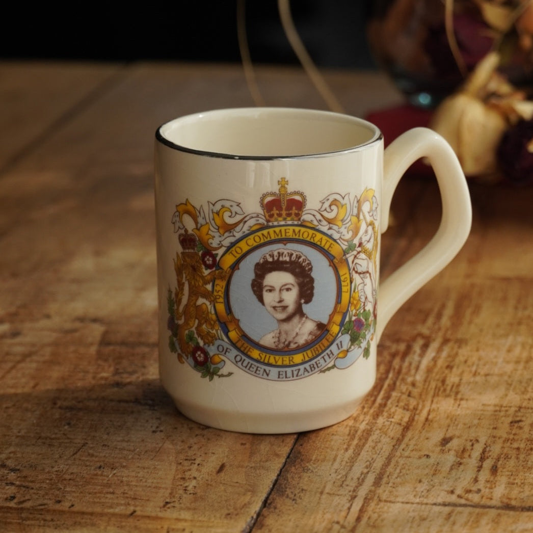 Mug "Lilibeth" en faïence anglaise Sadler commémorative du 25ème anniversaire de l'accession au trône de la reine Elizabeth II