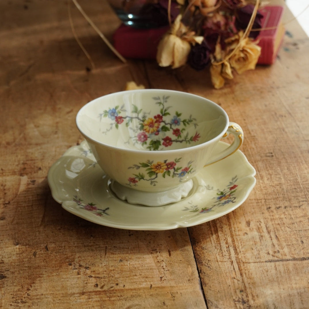 Grande tasse "Laurabelle" en porcelaine de Limoges couleur crème, fleurie et dorée Ancienne Fabrique Royale de Limoges