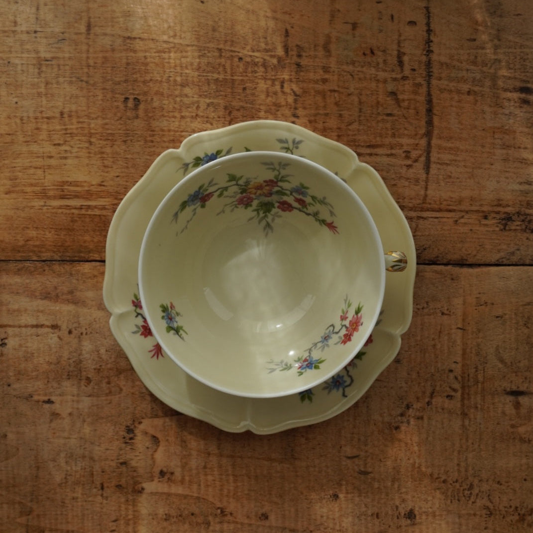 Grande tasse "Laurabelle" en porcelaine de Limoges couleur crème, fleurie et dorée Ancienne Fabrique Royale de Limoges