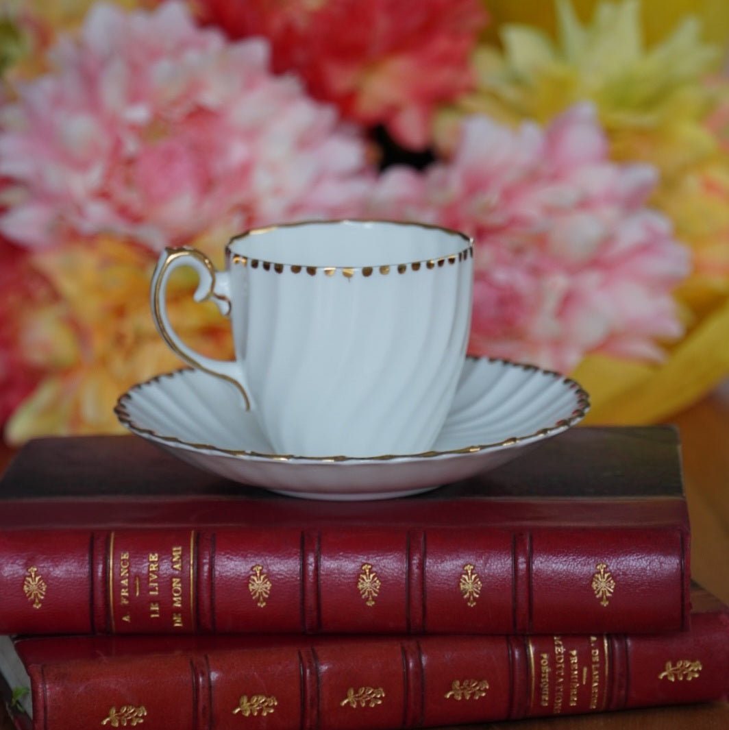 Petite tasse "Anny" en porcelaine anglaise cannelée et bordure points dorés Old Grecian Flute Gladstone