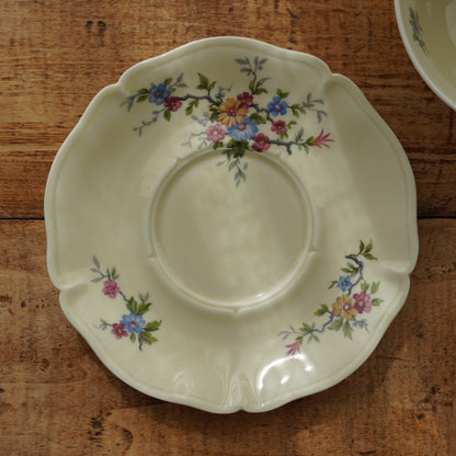 Grande tasse "Laurabelle" en porcelaine de Limoges couleur crème, fleurie et dorée Ancienne Fabrique Royale de Limoges