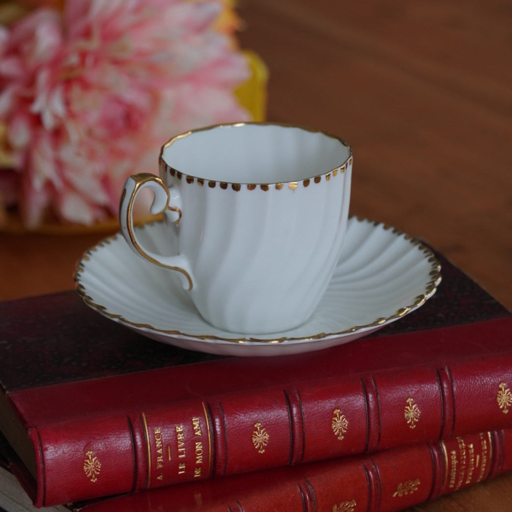 Petite tasse "Anny" en porcelaine anglaise cannelée et bordure points dorés Old Grecian Flute Gladstone