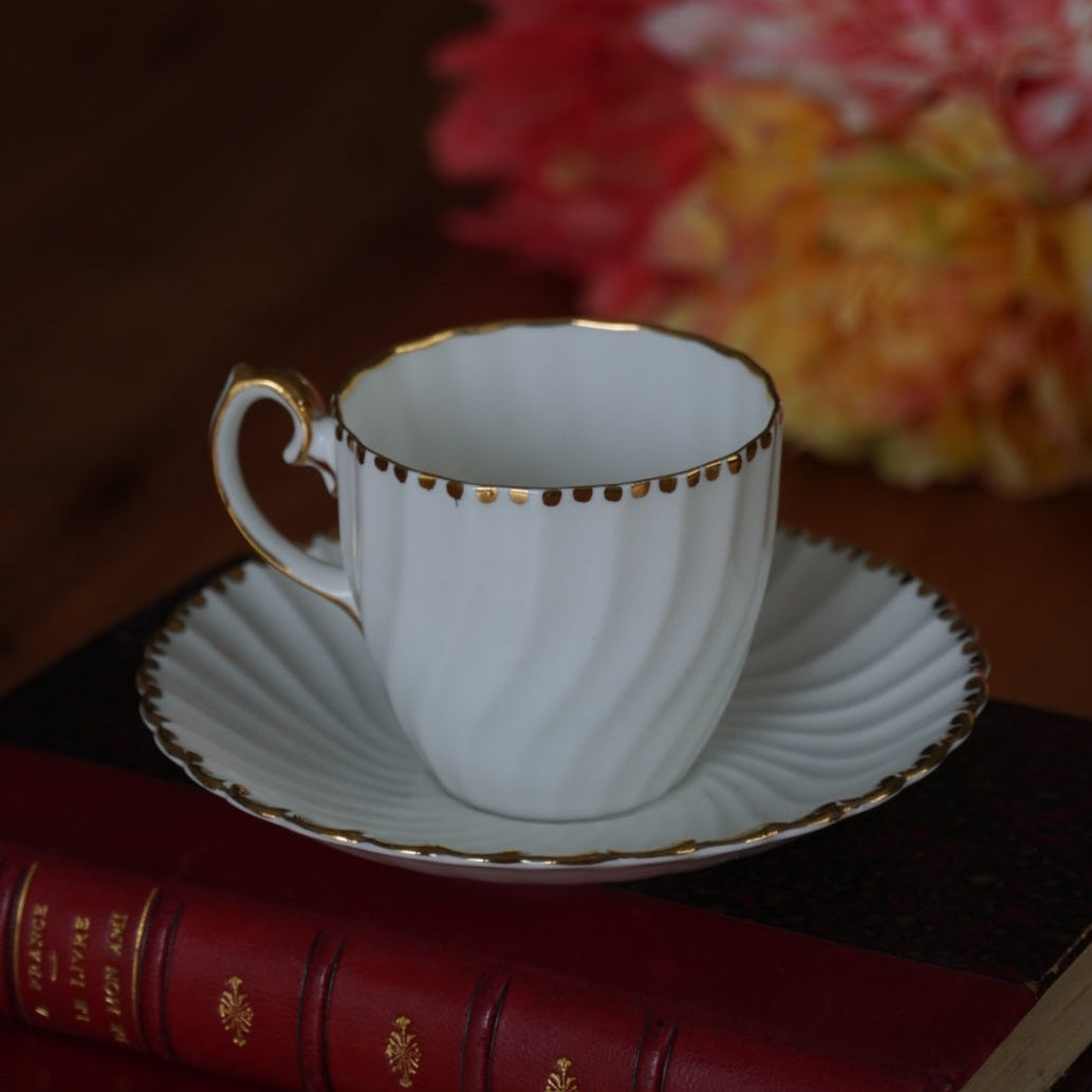 Petite tasse "Anny" en porcelaine anglaise cannelée et bordure points dorés Old Grecian Flute Gladstone
