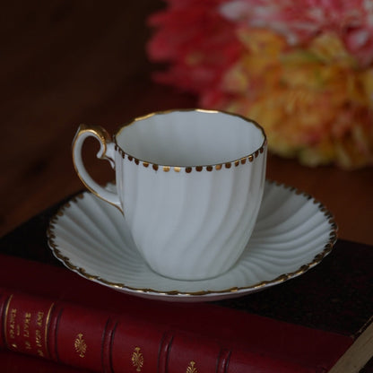 Petite tasse "Anny" en porcelaine anglaise cannelée et bordure points dorés Old Grecian Flute Gladstone