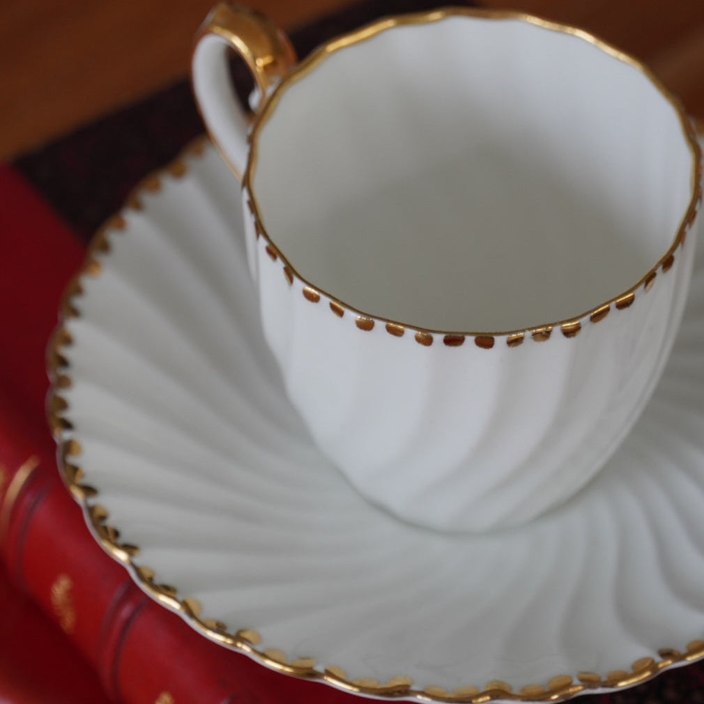 Petite tasse "Anny" en porcelaine anglaise cannelée et bordure points dorés Old Grecian Flute Gladstone