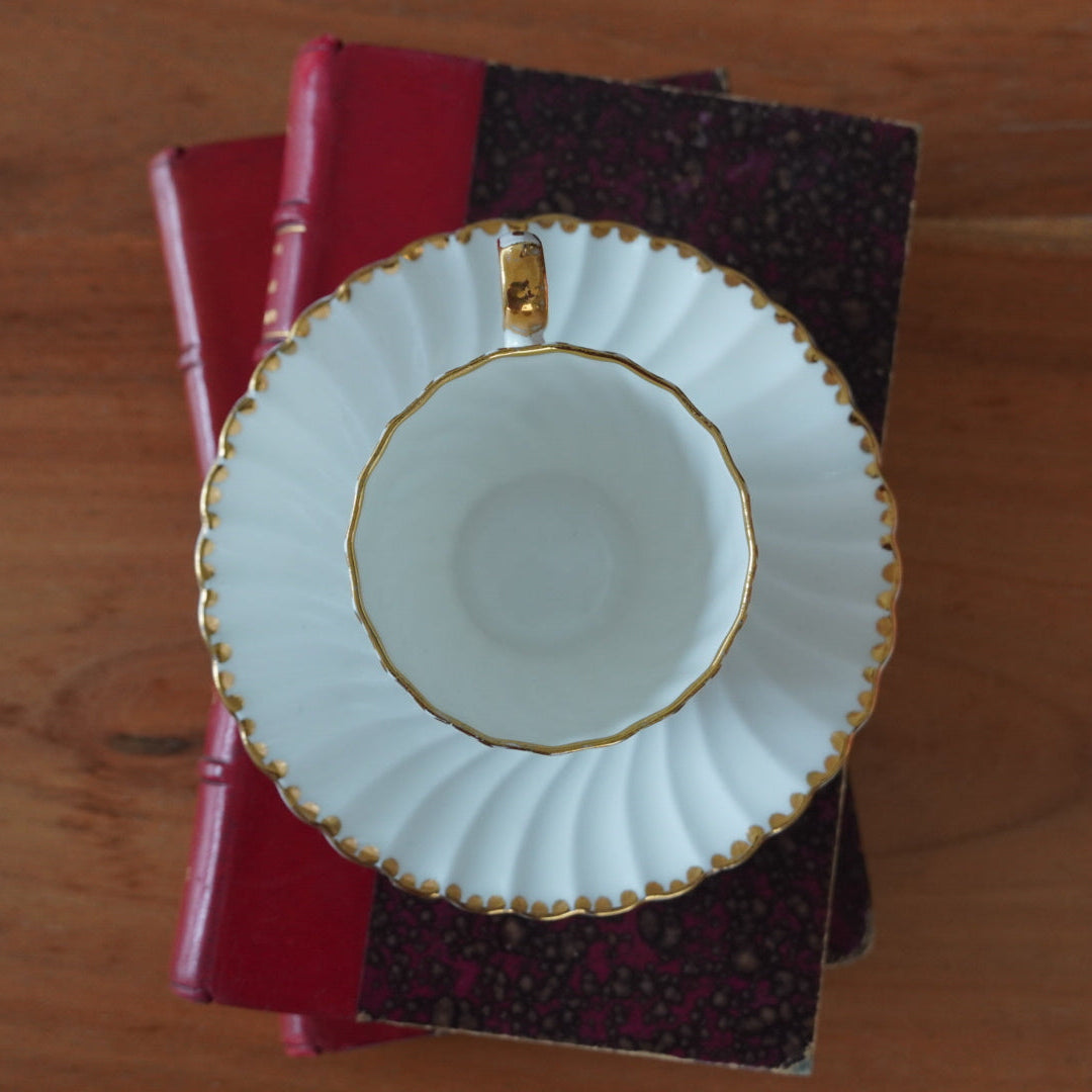 Petite tasse "Anny" en porcelaine anglaise cannelée et bordure points dorés Old Grecian Flute Gladstone