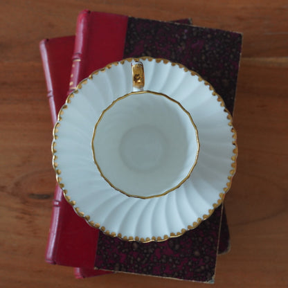 Petite tasse "Anny" en porcelaine anglaise cannelée et bordure points dorés Old Grecian Flute Gladstone