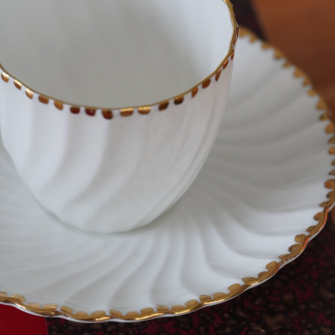 Petite tasse "Anny" en porcelaine anglaise cannelée et bordure points dorés Old Grecian Flute Gladstone