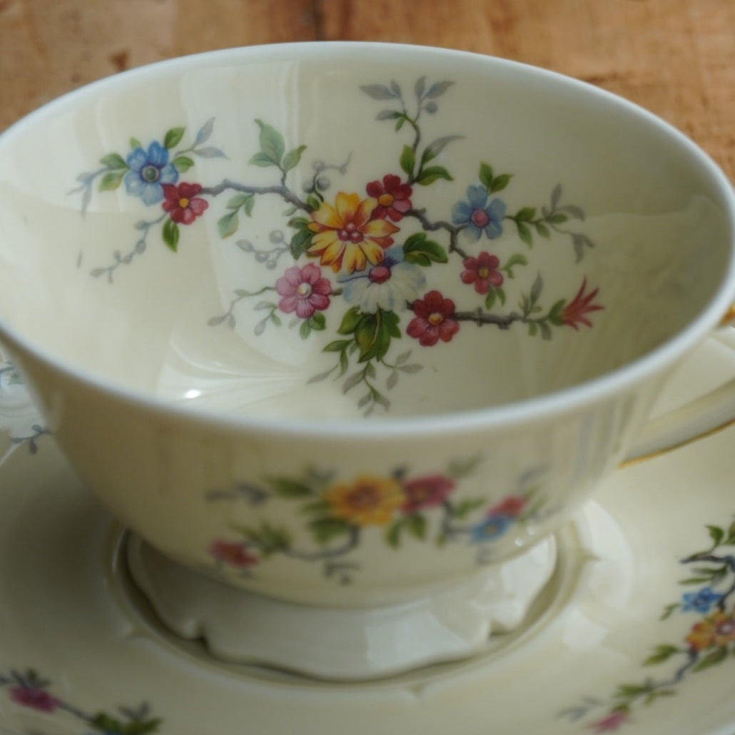 Grande tasse "Laurabelle" en porcelaine de Limoges couleur crème, fleurie et dorée Ancienne Fabrique Royale de Limoges