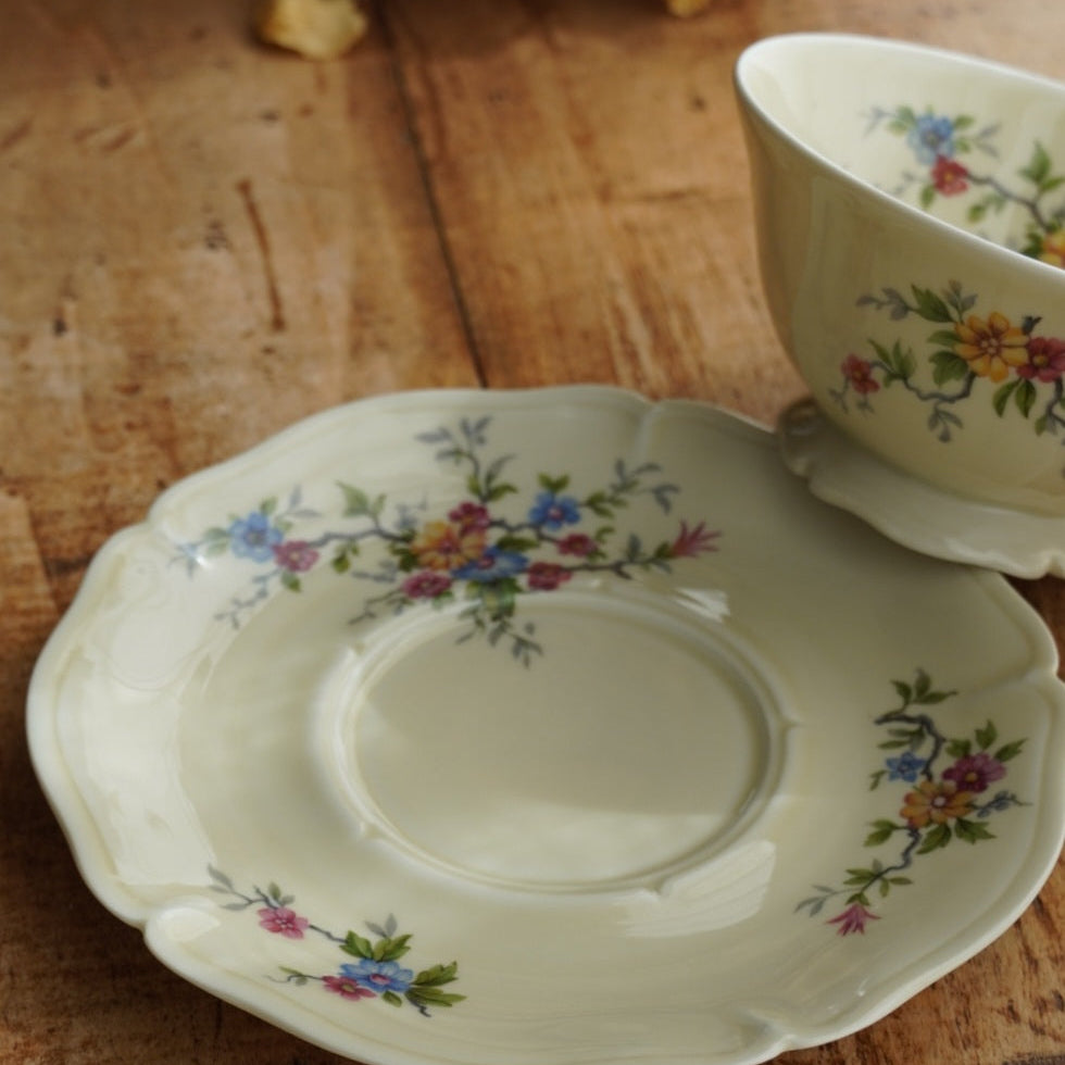 Grande tasse "Laurabelle" en porcelaine de Limoges couleur crème, fleurie et dorée Ancienne Fabrique Royale de Limoges