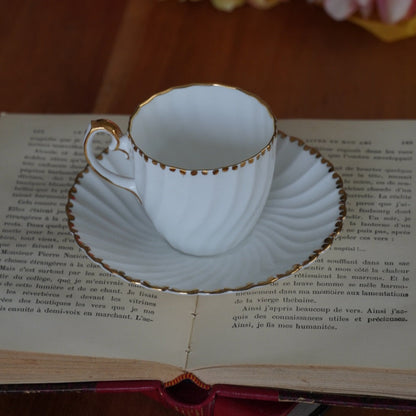 Petite tasse "Anny" en porcelaine anglaise cannelée et bordure points dorés Old Grecian Flute Gladstone