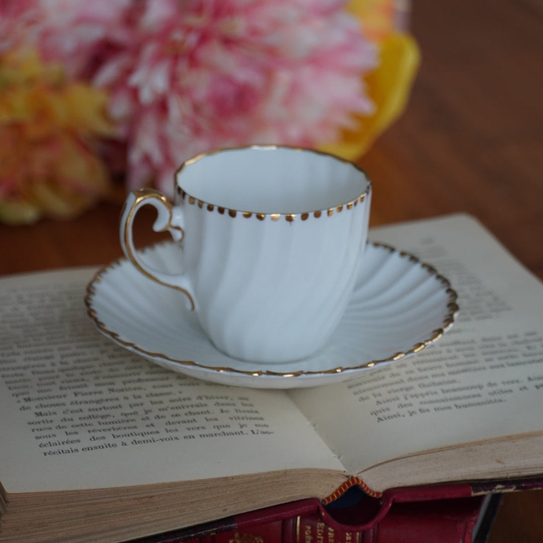 Petite tasse "Anny" en porcelaine anglaise cannelée et bordure points dorés Old Grecian Flute Gladstone