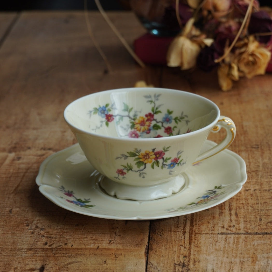 Grande tasse "Laurabelle" en porcelaine de Limoges couleur crème, fleurie et dorée Ancienne Fabrique Royale de Limoges