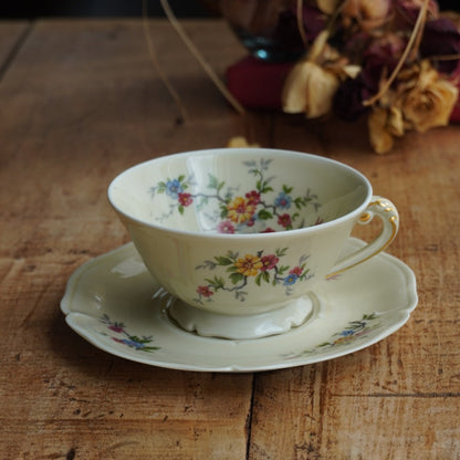 Grande tasse "Laurabelle" en porcelaine de Limoges couleur crème, fleurie et dorée Ancienne Fabrique Royale de Limoges