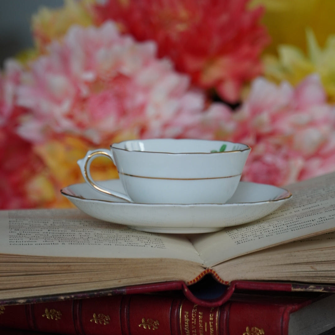 Petite tasse "Dorcas" en porcelaine anglaise fleurie et dorée Tuscan