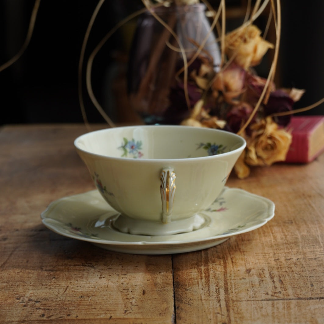 Grande tasse "Laurabelle" en porcelaine de Limoges couleur crème, fleurie et dorée Ancienne Fabrique Royale de Limoges