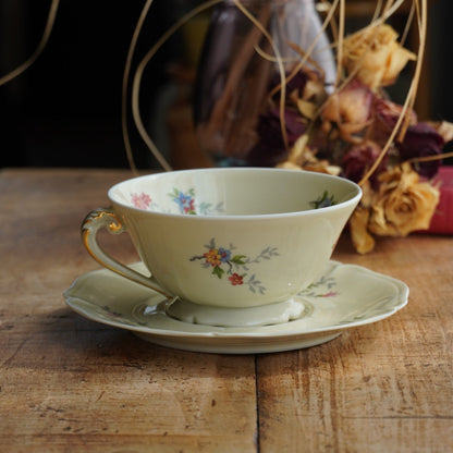 Grande tasse "Laurabelle" en porcelaine de Limoges couleur crème, fleurie et dorée Ancienne Fabrique Royale de Limoges