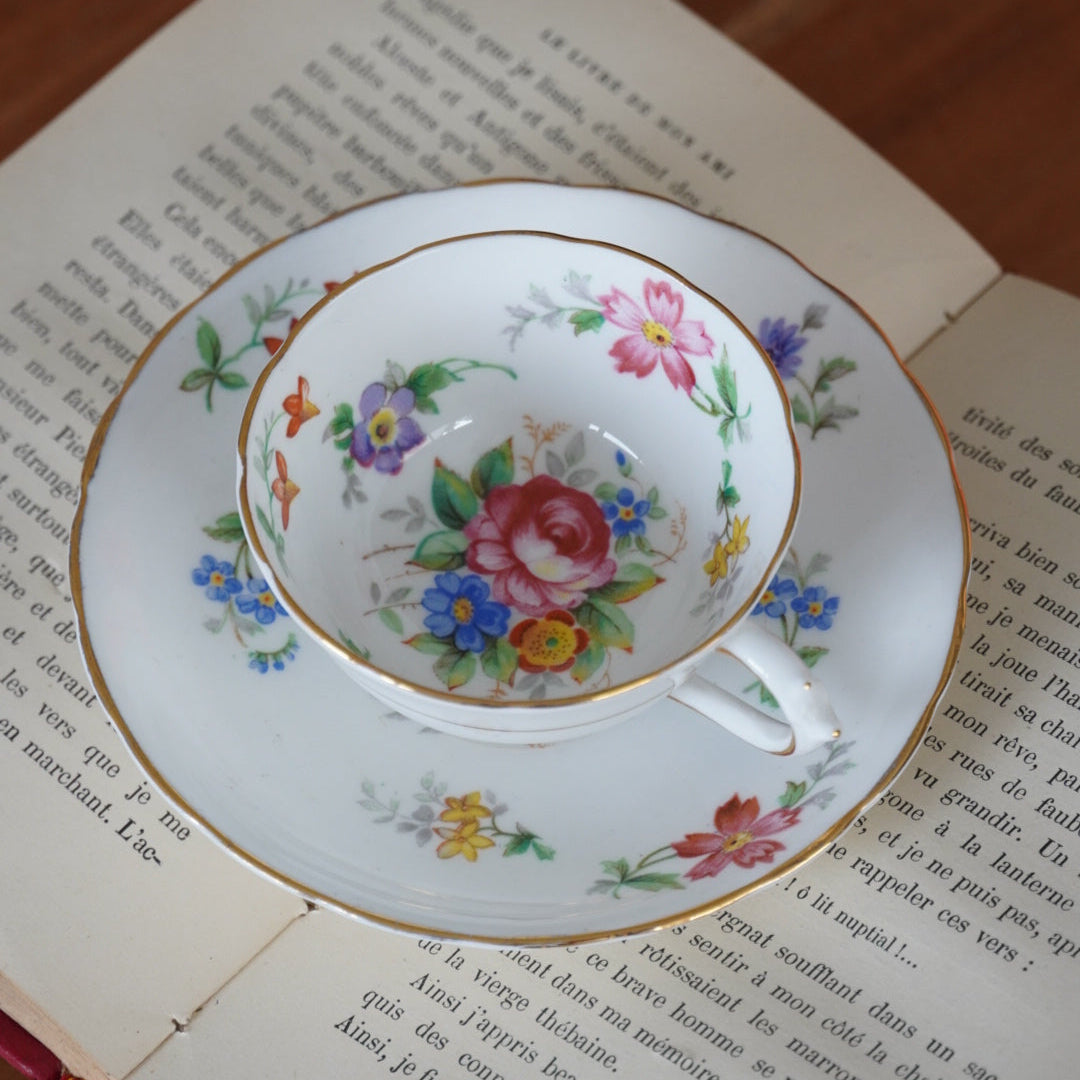 Petite tasse "Dorcas" en porcelaine anglaise fleurie et dorée Tuscan