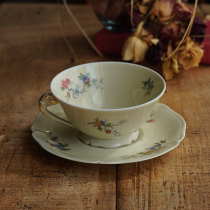 Grande tasse "Laurabelle" en porcelaine de Limoges couleur crème, fleurie et dorée Ancienne Fabrique Royale de Limoges