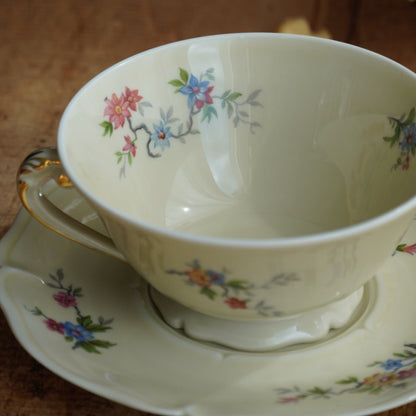 Grande tasse "Laurabelle" en porcelaine de Limoges couleur crème, fleurie et dorée Ancienne Fabrique Royale de Limoges