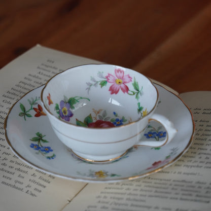 Petite tasse "Dorcas" en porcelaine anglaise fleurie et dorée Tuscan