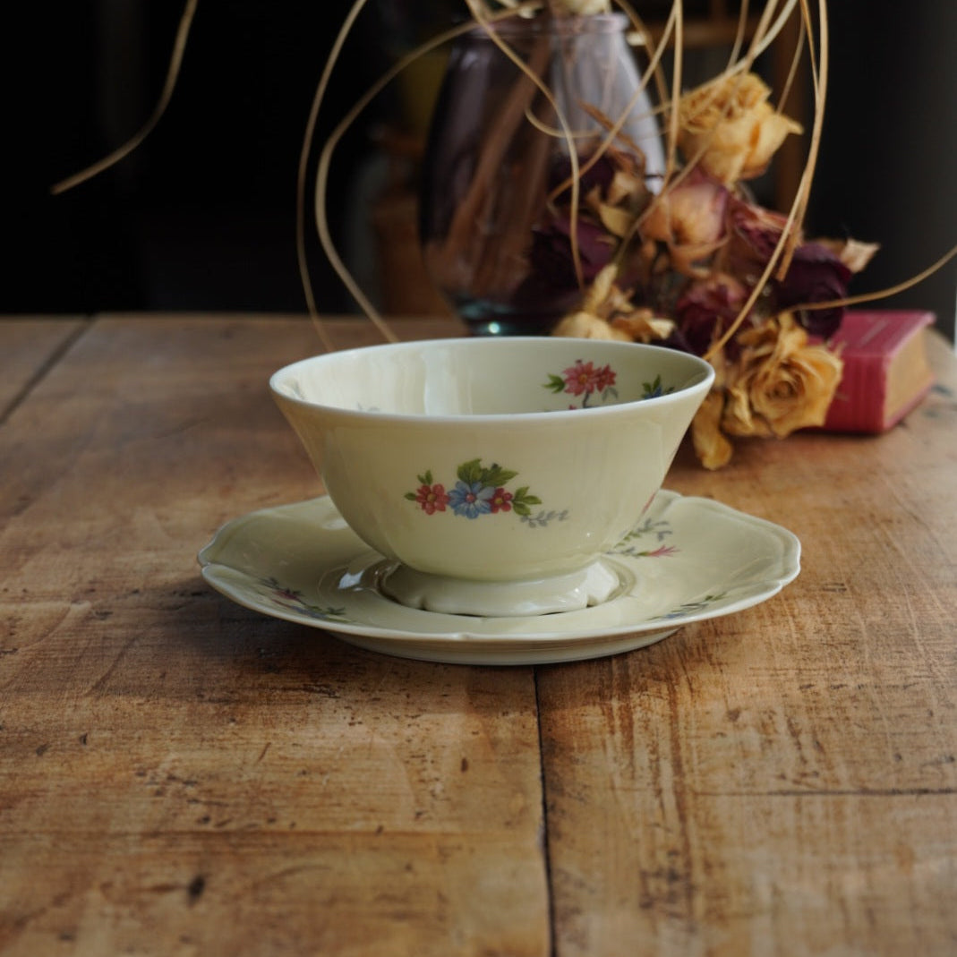 Grande tasse "Laurabelle" en porcelaine de Limoges couleur crème, fleurie et dorée Ancienne Fabrique Royale de Limoges