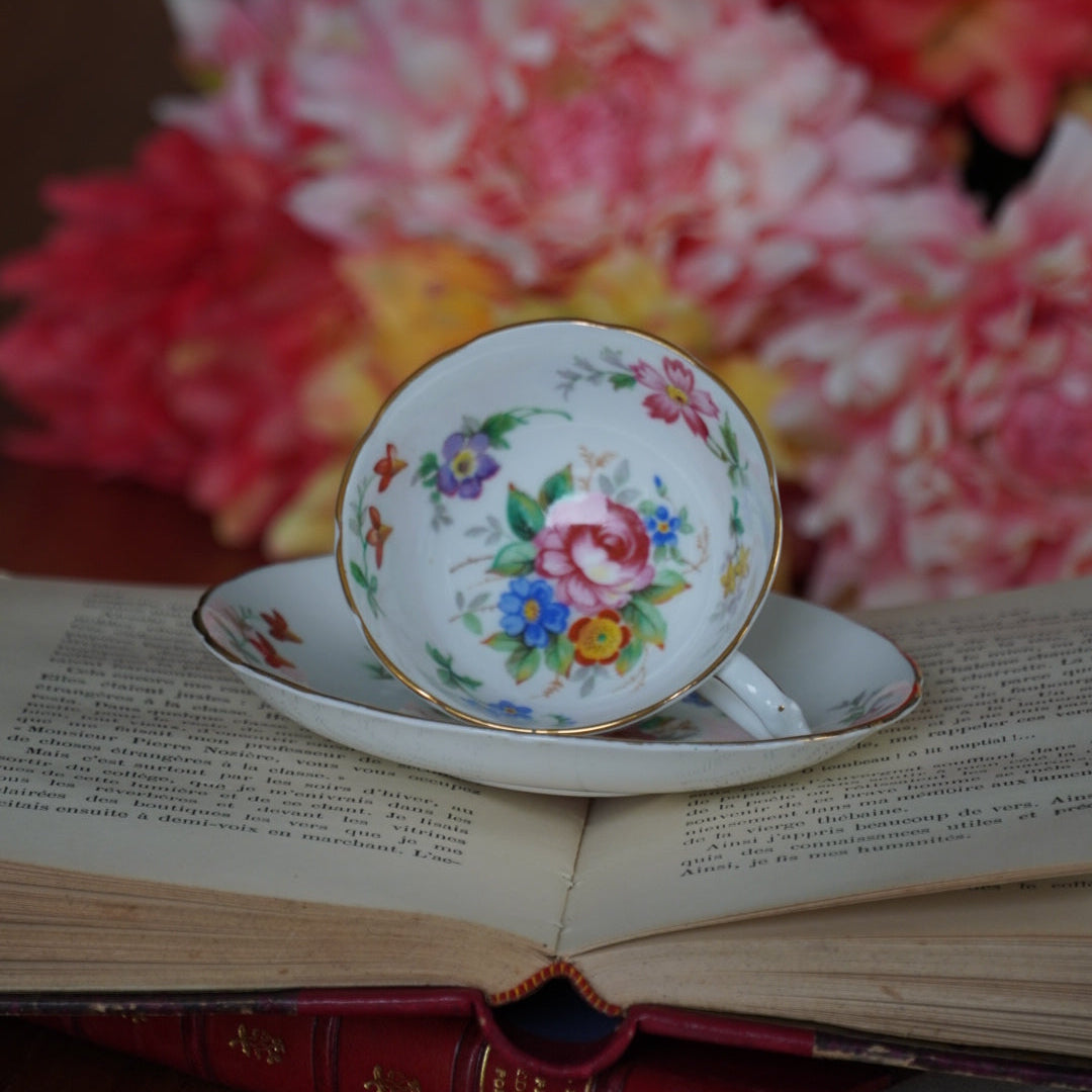 Petite tasse "Dorcas" en porcelaine anglaise fleurie et dorée Tuscan