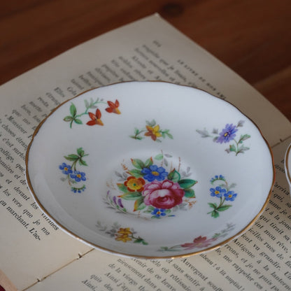 Petite tasse "Dorcas" en porcelaine anglaise fleurie et dorée Tuscan