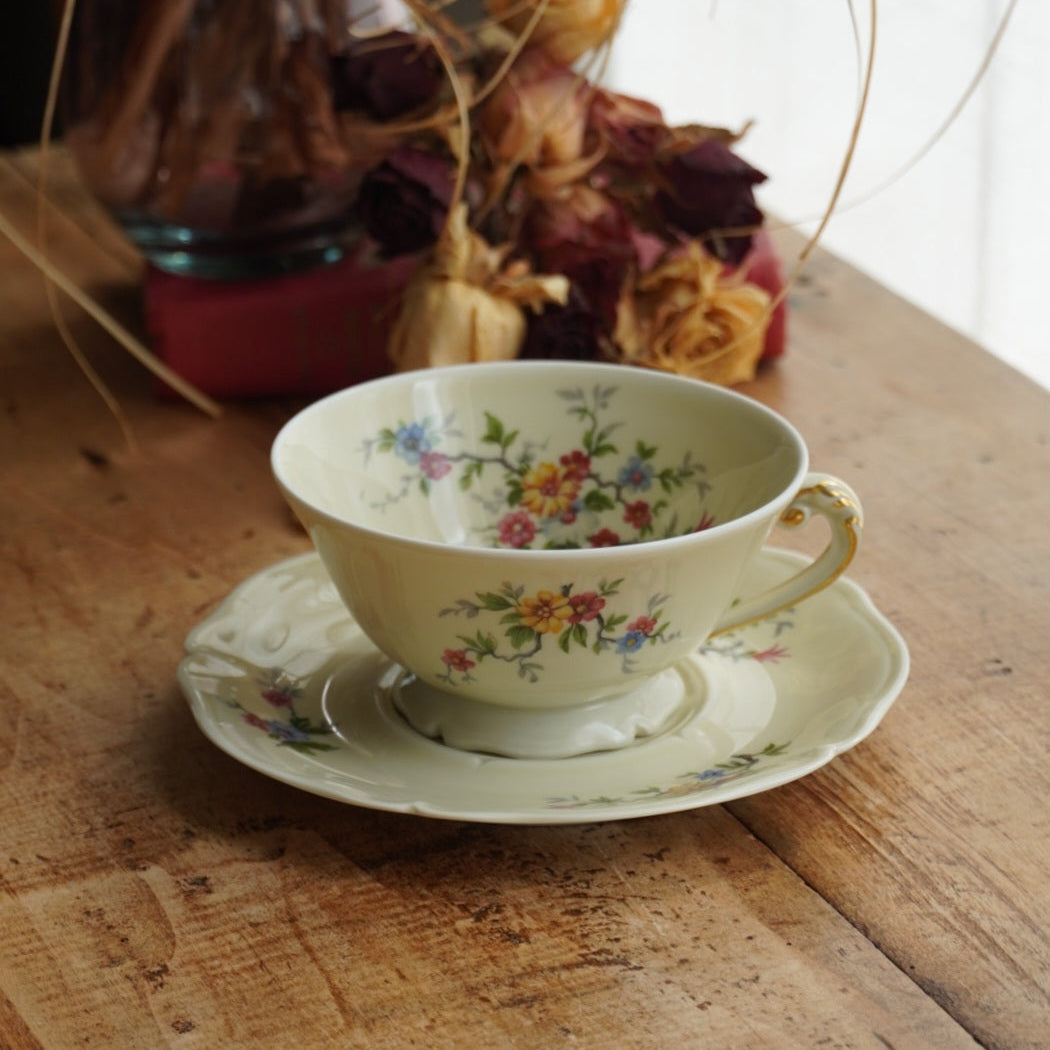 Grande tasse "Laurabelle" en porcelaine de Limoges couleur crème, fleurie et dorée Ancienne Fabrique Royale de Limoges
