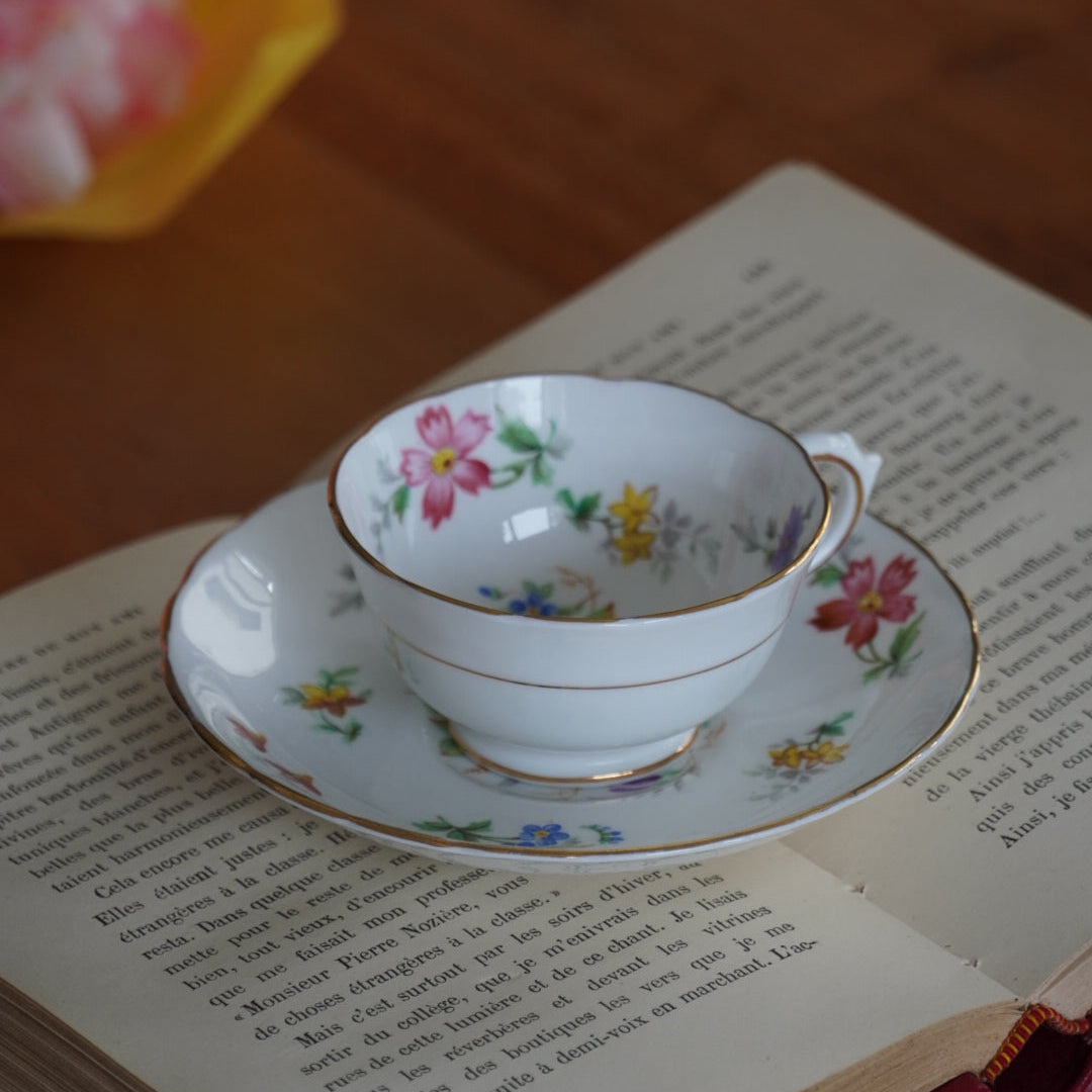 Petite tasse "Dorcas" en porcelaine anglaise fleurie et dorée Tuscan