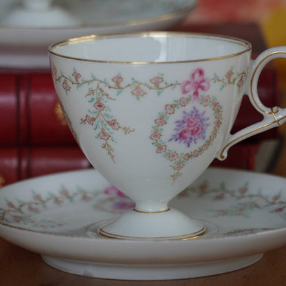Petite tasse "Clairice" sur pied en porcelaine fine aux délicats motifs rosés