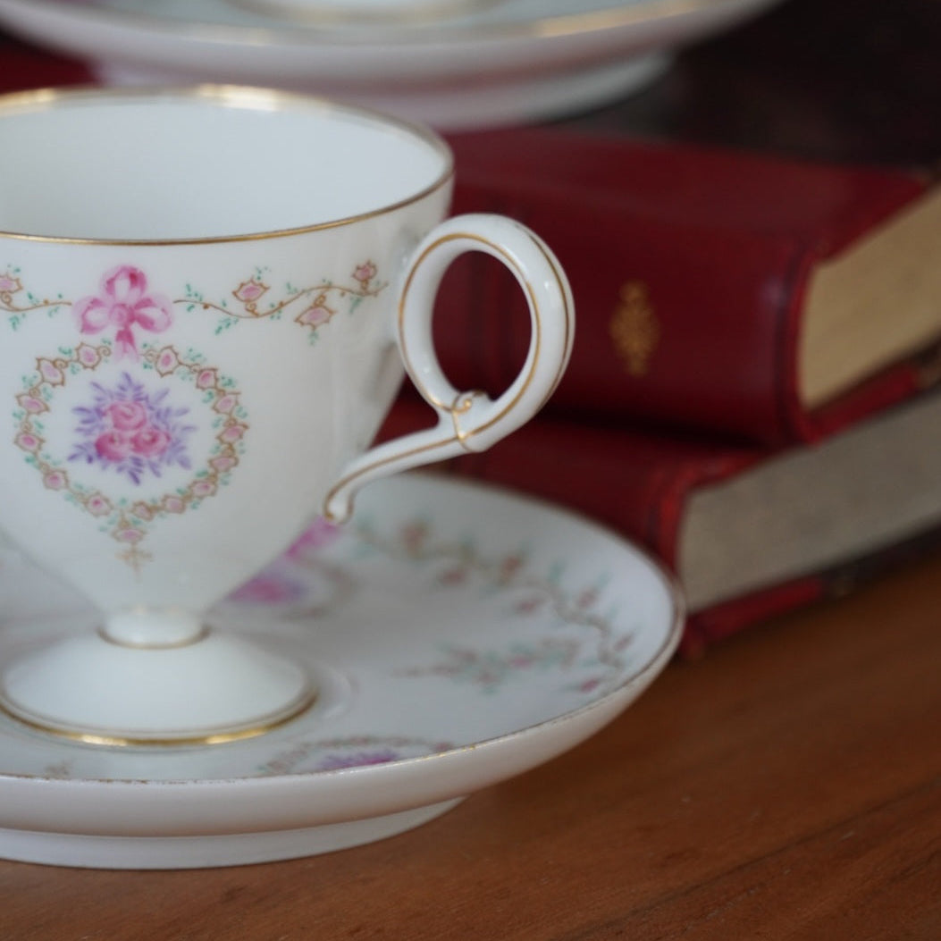 Petite tasse "Clairice" sur pied en porcelaine fine aux délicats motifs rosés