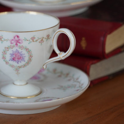 Petite tasse "Clairice" sur pied en porcelaine fine aux délicats motifs rosés