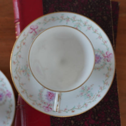 Petite tasse "Clairice" sur pied en porcelaine fine aux délicats motifs rosés