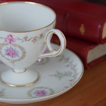 Petite tasse "Clairice" sur pied en porcelaine fine aux délicats motifs rosés
