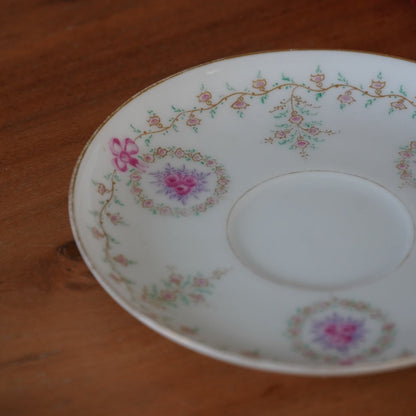 Petite tasse "Clairice" sur pied en porcelaine fine aux délicats motifs rosés