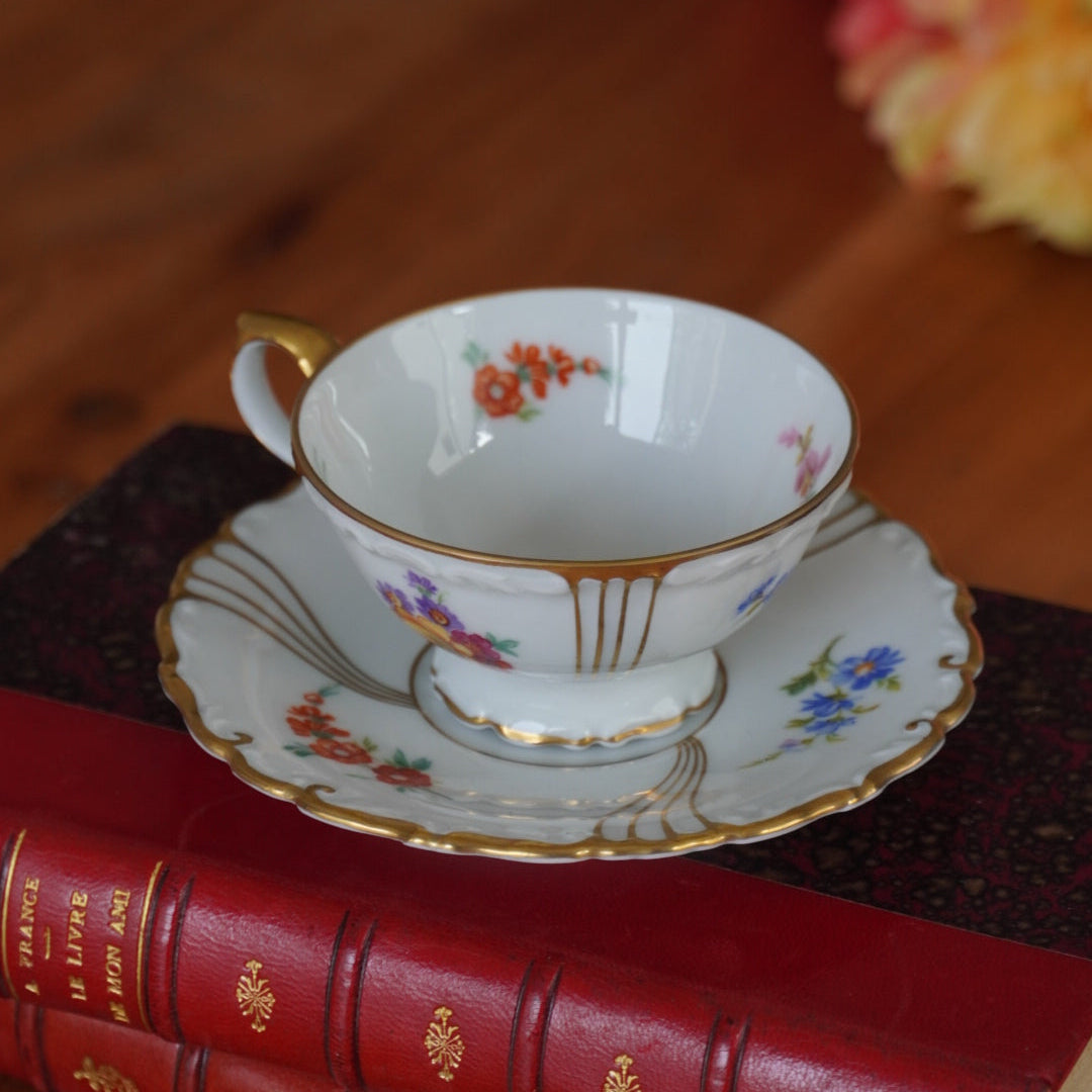 Petite tasse "Gesa" en porcelaine allemande PMR Bavaria Jaeger & co dorée et fleurie