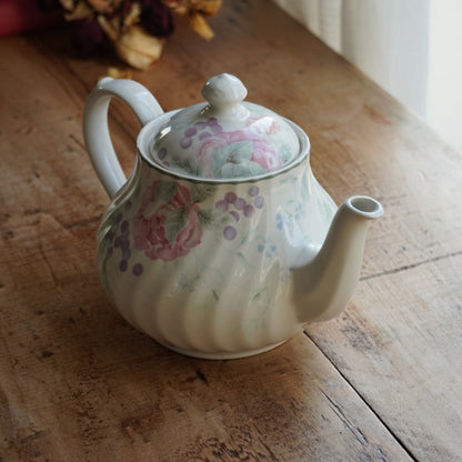 Théière "Gladys" en faïence anglaise torsadée fleurie et fruitée Barratts